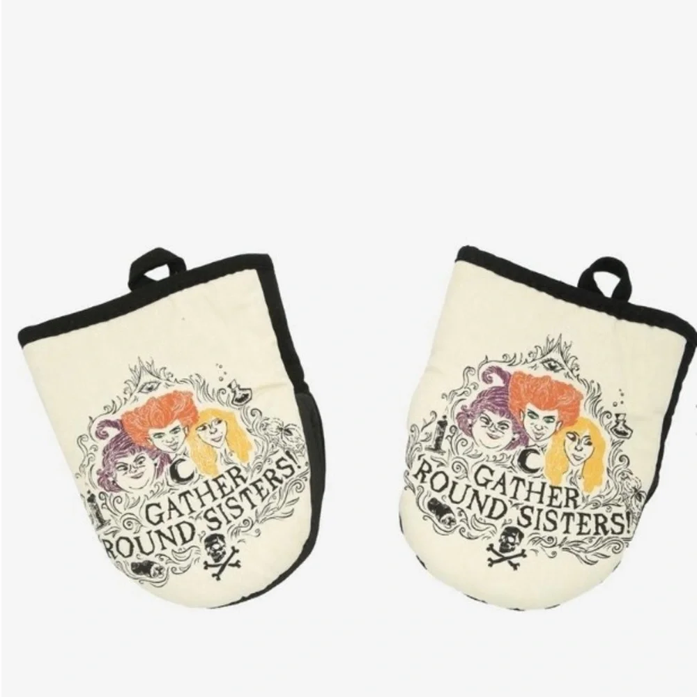 NWT Disney‎ Hocus Pocus Gather Round Sisters!    2 Pack Mitt Oven Set